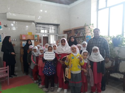 بازدید دانش آموزان مدرسه بی بی کیاء از کتابخانه